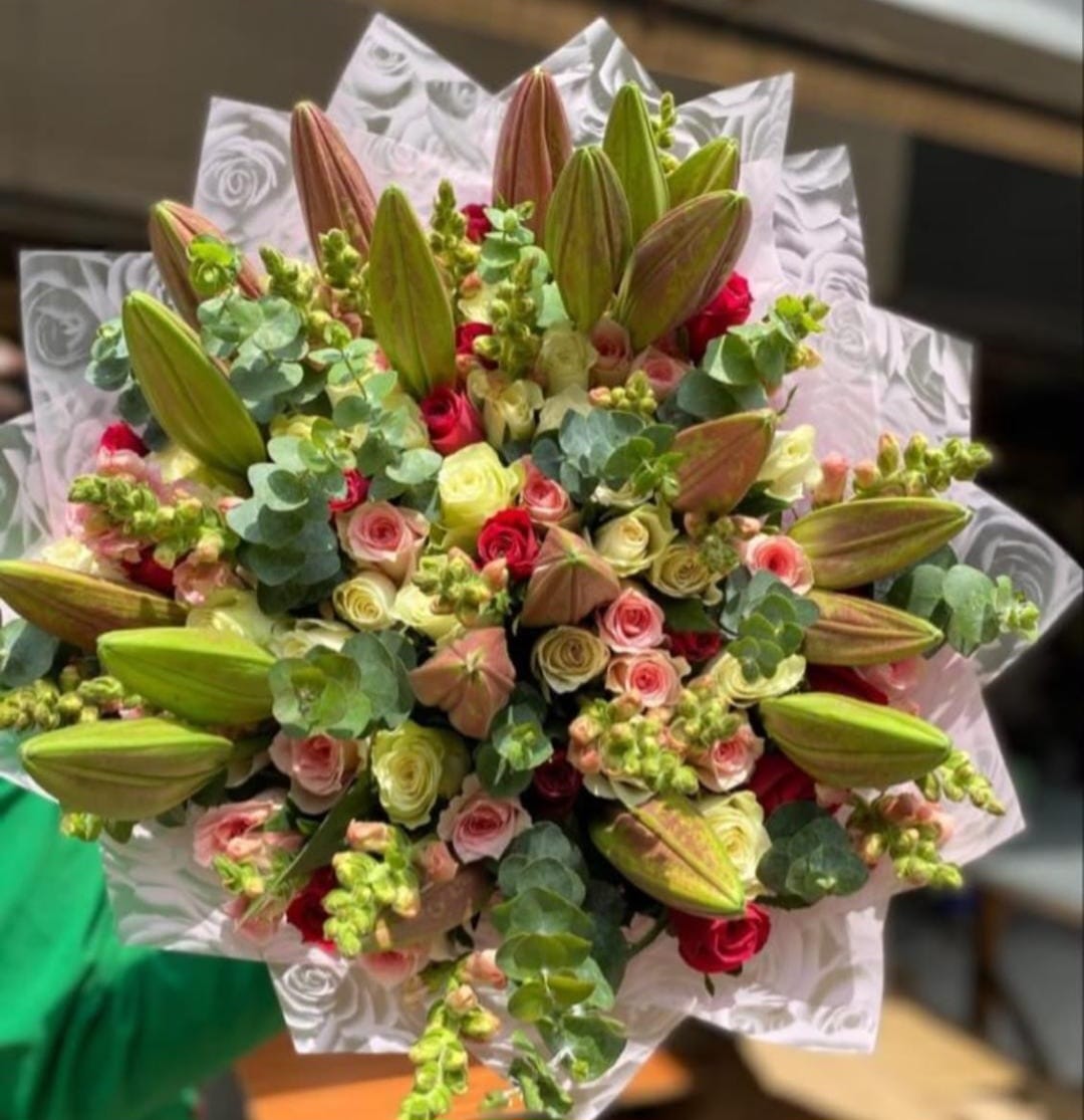 Ivory blooming.Anniversary flowers delivery in donholm